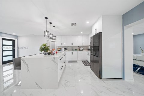 Casa en venta en Hialeah, Florida, 3 dormitorios, 135.45 m2 № 2004338 - foto 5