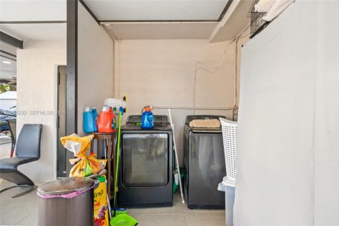 Casa en venta en Hialeah, Florida, 3 dormitorios, 135.45 m2 № 2004338 - foto 19