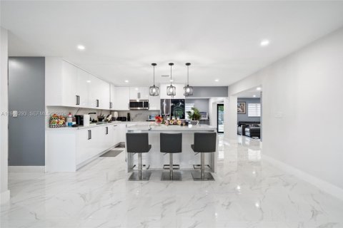 Casa en venta en Hialeah, Florida, 3 dormitorios, 135.45 m2 № 2004338 - foto 4