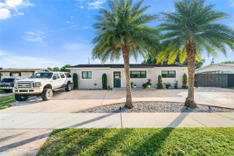 Casa en venta en Hialeah, Florida, 3 dormitorios, 135.45 m2 № 2004338 - foto 1