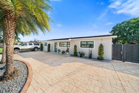 Casa en venta en Hialeah, Florida, 3 dormitorios, 135.45 m2 № 2004338 - foto 2