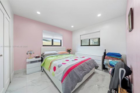 Casa en venta en Hialeah, Florida, 3 dormitorios, 135.45 m2 № 2004338 - foto 13
