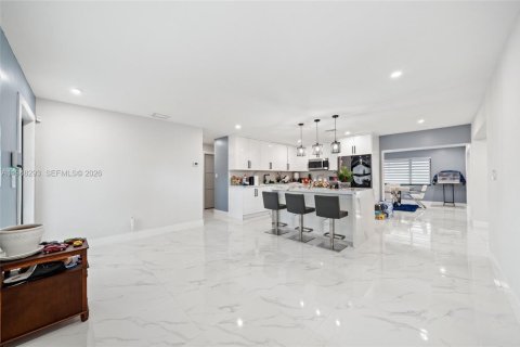 Casa en venta en Hialeah, Florida, 3 dormitorios, 135.45 m2 № 2004338 - foto 3