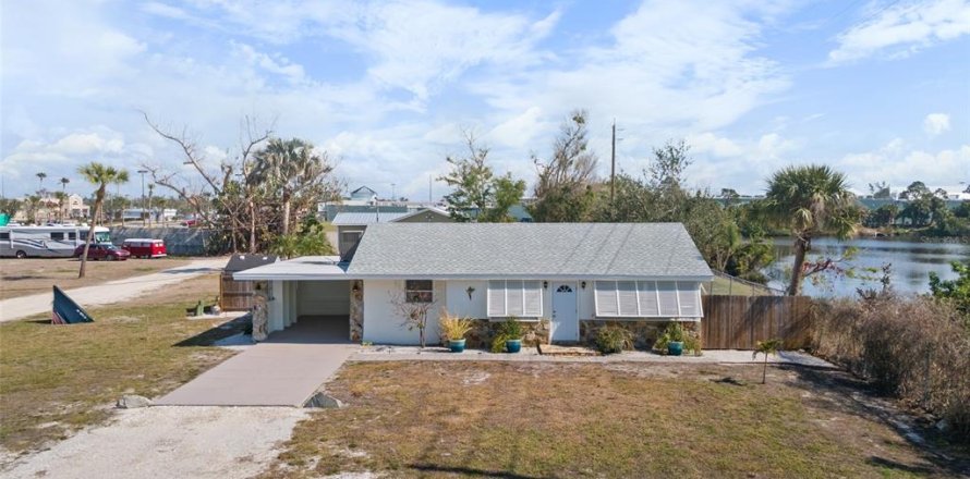 House in Englewood, Florida 3 bedrooms, 118.54 sq.m. № 1734736