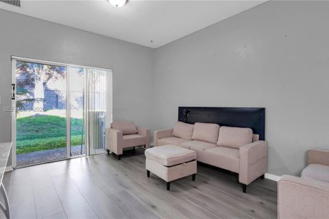 Townhouse in Miramar, Florida 3 bedrooms, 112.41 sq.m. № 1995076 - photo 7