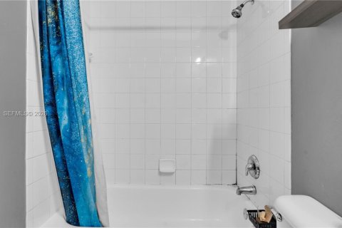 Townhouse in Miramar, Florida 3 bedrooms, 112.41 sq.m. № 1995076 - photo 17