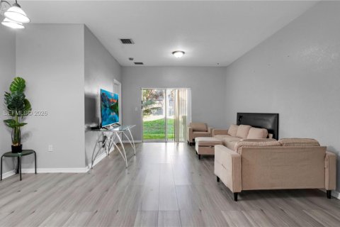 Townhouse in Miramar, Florida 3 bedrooms, 112.41 sq.m. № 1995076 - photo 4