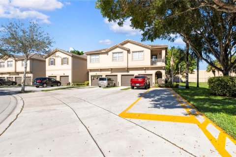 Townhouse in Miramar, Florida 3 bedrooms, 112.41 sq.m. № 1995076 - photo 29