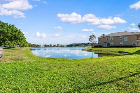 Townhouse in Miramar, Florida 3 bedrooms, 112.41 sq.m. № 1995076 - photo 30