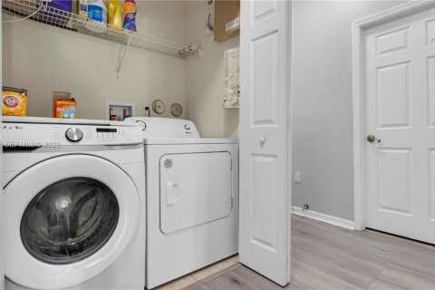 Townhouse in Miramar, Florida 3 bedrooms, 112.41 sq.m. № 1995076 - photo 22