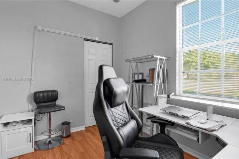 Townhouse in Miramar, Florida 3 bedrooms, 112.41 sq.m. № 1995076 - photo 21