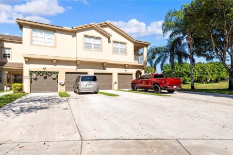 Townhouse in Miramar, Florida 3 bedrooms, 112.41 sq.m. № 1995076 - photo 2