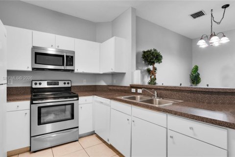 Townhouse in Miramar, Florida 3 bedrooms, 112.41 sq.m. № 1995076 - photo 11