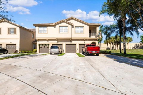 Townhouse in Miramar, Florida 3 bedrooms, 112.41 sq.m. № 1995076