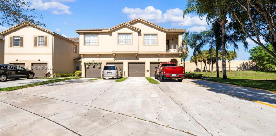 Townhouse in Miramar, Florida 3 bedrooms, 112.41 sq.m. № 1995076