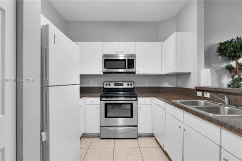 Townhouse in Miramar, Florida 3 bedrooms, 112.41 sq.m. № 1995076 - photo 10