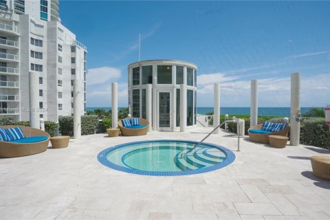 Condo in Sunny Isles Beach, Florida, 2 bedrooms  № 1811516 - photo 19