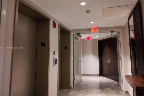 Condo in Sunny Isles Beach, Florida, 2 bedrooms  № 1811516 - photo 27