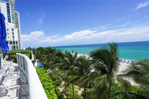 Condo in Sunny Isles Beach, Florida, 2 bedrooms  № 1811516 - photo 16