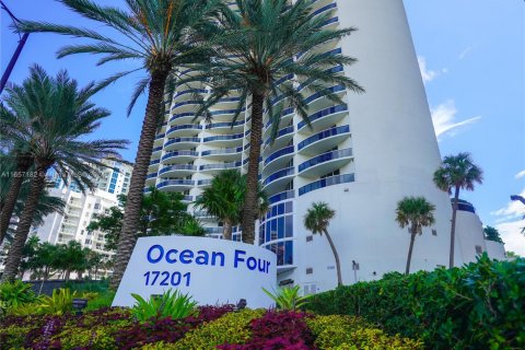 Condo in Sunny Isles Beach, Florida, 2 bedrooms  № 1811516 - photo 1