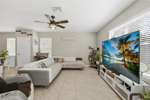 House in Kissimmee, Florida 4 bedrooms, 211.82 sq.m. № 2212272 - photo 18