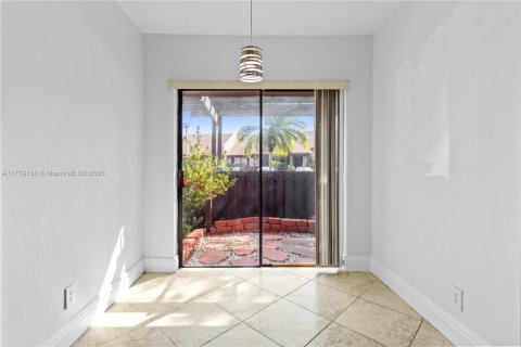 House in Sunrise, Florida 2 bedrooms, 112.13 sq.m. № 1862926 - photo 13