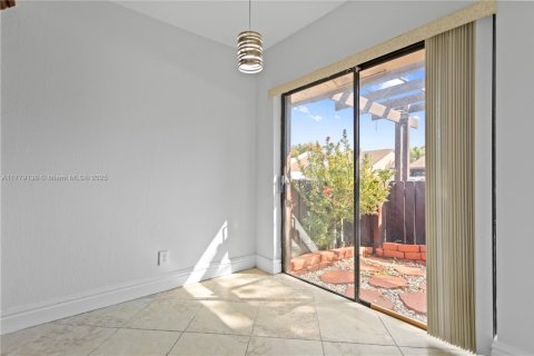 House in Sunrise, Florida 2 bedrooms, 112.13 sq.m. № 1862926 - photo 12
