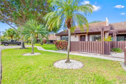 House in Sunrise, Florida 2 bedrooms, 112.13 sq.m. № 1862926 - photo 1