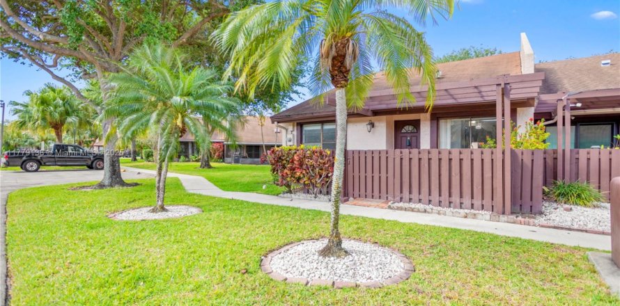 House in Sunrise, Florida 2 bedrooms, 112.13 sq.m. № 1862926