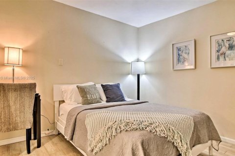 House in Oakland Park, Florida 4 bedrooms, 195.19 sq.m. № 1958243 - photo 14