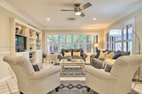 House in Oakland Park, Florida 4 bedrooms, 195.19 sq.m. № 1958243 - photo 10