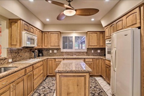 House in Oakland Park, Florida 4 bedrooms, 195.19 sq.m. № 1958243 - photo 11