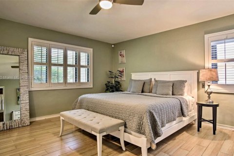 House in Oakland Park, Florida 4 bedrooms, 195.19 sq.m. № 1958243 - photo 12