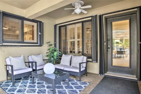 House in Oakland Park, Florida 4 bedrooms, 195.19 sq.m. № 1958243 - photo 8