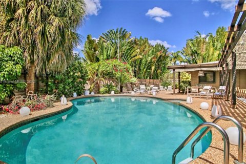 House in Oakland Park, Florida 4 bedrooms, 195.19 sq.m. № 1958243 - photo 1