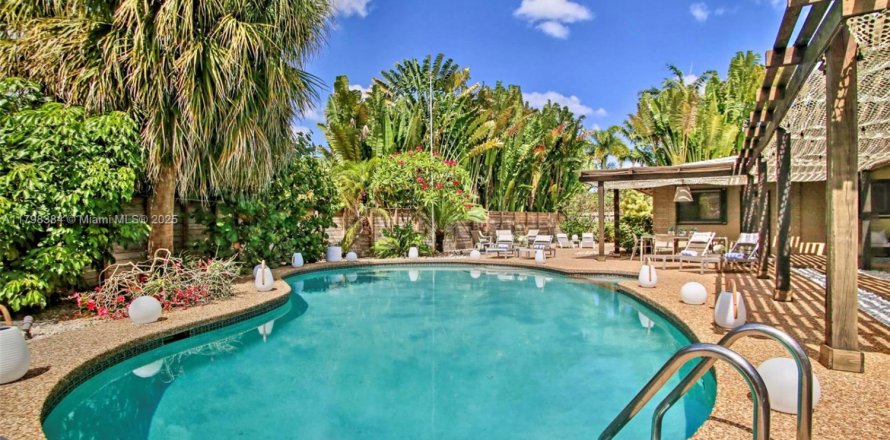 House in Oakland Park, Florida 4 bedrooms, 195.19 sq.m. № 1958243