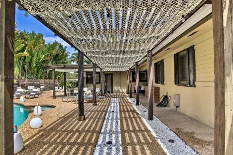 House in Oakland Park, Florida 4 bedrooms, 195.19 sq.m. № 1958243 - photo 3