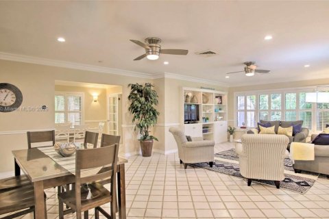 House in Oakland Park, Florida 4 bedrooms, 195.19 sq.m. № 1958243 - photo 9