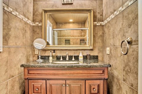 House in Oakland Park, Florida 4 bedrooms, 195.19 sq.m. № 1958243 - photo 16