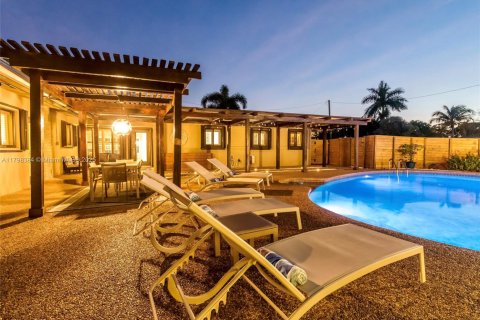 House in Oakland Park, Florida 4 bedrooms, 195.19 sq.m. № 1958243 - photo 23