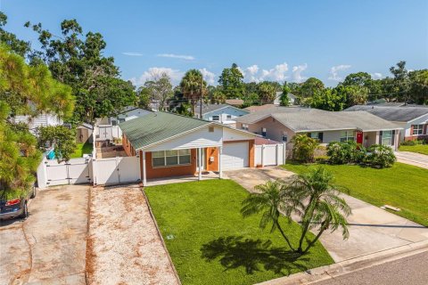 House in Saint Petersburg, Florida 3 bedrooms, 106.56 sq.m. № 1883315 - photo 1