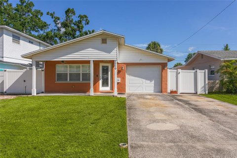 House in Saint Petersburg, Florida 3 bedrooms, 106.56 sq.m. № 1883315 - photo 2