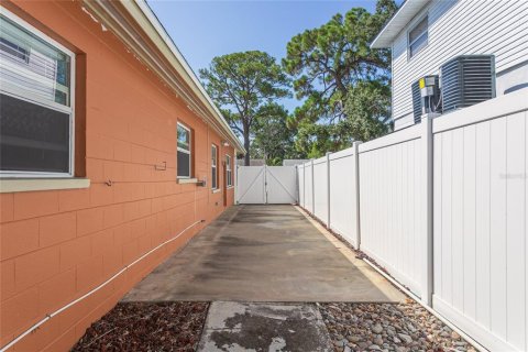 House in Saint Petersburg, Florida 3 bedrooms, 106.56 sq.m. № 1883315 - photo 4