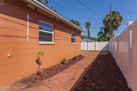 House in Saint Petersburg, Florida 3 bedrooms, 106.56 sq.m. № 1883315 - photo 21