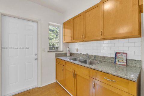 Снять в аренду виллу или дом в Майами, Флорида 2 спальни, 98.48м2, № 1956023 - фото 21