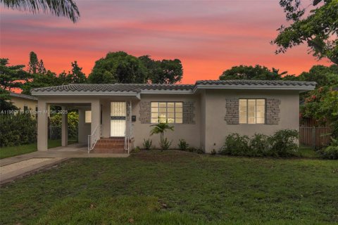 Снять в аренду виллу или дом в Майами, Флорида 2 спальни, 98.48м2, № 1956023 - фото 1