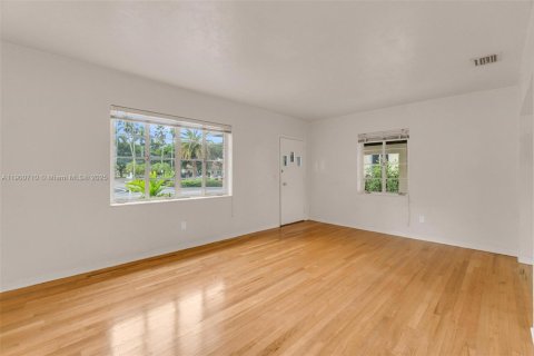 Снять в аренду виллу или дом в Майами, Флорида 2 спальни, 98.48м2, № 1956023 - фото 2