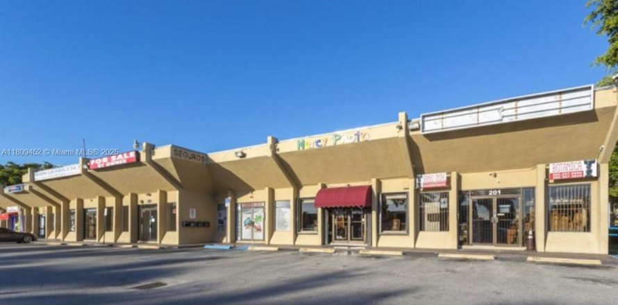 Commercial property in Hialeah, Florida № 1752263