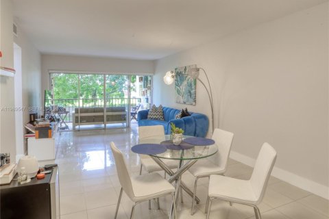 Copropriété à louer à Miami, Floride: 1 chambre, 77.85 m2 № 2051612 - photo 2