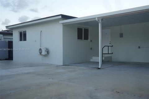 House in Hialeah, Florida 6 bedrooms, 164.25 sq.m. № 1879024 - photo 21